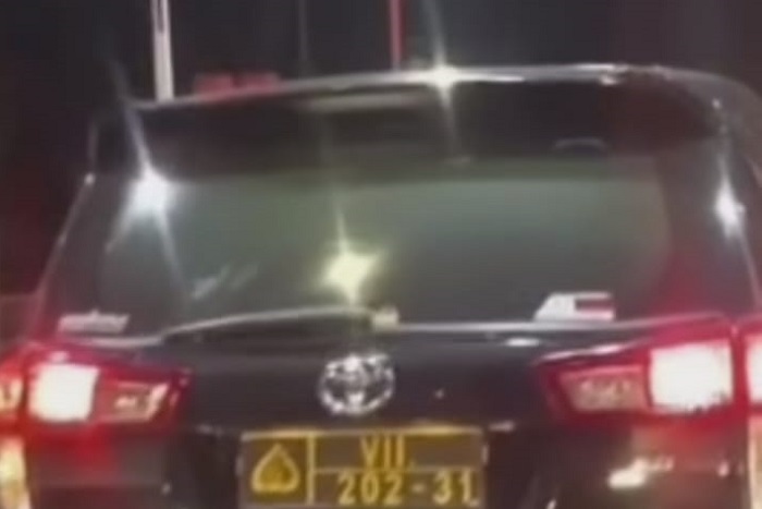 Tangkapan Layar, Sebuah mobil gunakan pelat kedinasan Polri. (Instagram.com/@depokhariini) 
