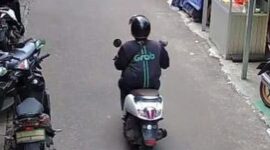 Terduga pelaku begal dengan plat nomor B 6268 ZRD terlihat dalam rekaman CCTV. (Instagram.com/@depokhariini) 