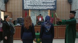 Ketua Pengadilan Negeri (PN) Depok Kelas 1A Ridwan, melantik Panitera Muda (Panmud) Hukum dan Panmud Perdata. (Dok. Jim) 
