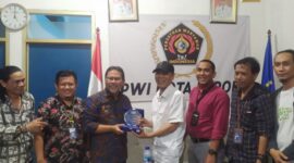 Kepala Kantor Pelayanan Pajak Pratama (KPPP) Cimanggis, Eko Wisnu Pandoyo di Kantor Persatuan Wartawan Indonesia (PWI) Kota Depok. (Dok. PWI Kota Depok)