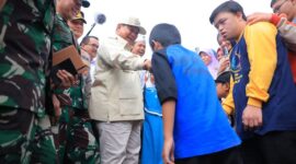 Menteri Pertahanan RI Prabowo Subianto ke Koramil 0912/Lembang, Bandung Barat disambut anak-anak disabilitas. (Dok. Tim Media Prabowo Subianto) 
