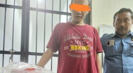 Tersangka Roni Heriyadi yang melakukan tindak pidana pencurian kotak amal di Masjid Al - Imam. (Dok. Dri) 
