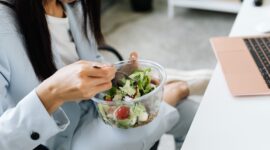 Sayuran hijau, seperti kale dan kubis, kaya akan antioksidan seperti vitamin C, vitamin E, dan beta-karoten. (Pexels/Karolina Grabowska)