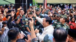 Menteri Pertahanan RI Prabowo Subianto menyaksikan penyerahan bantuan motor di Koramil 1408 Mamajang. (Dok. Tim Media Prabowo Subianto)

