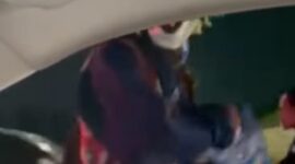 Viral di media sosial aksi pengamen berkostum badut meresahkan pengendara di dekat Tol Sawangan. (Instagram.com/@infodepok24) 
