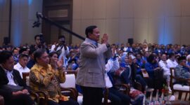 Ketua Umum Partai Gerindra Prabowo Subianto memberikan persembahan istimewa untuk HUT ke-25 Partai Amanat Nasional (PAN) di Hotel Sultan, Jakarta. (Dok. Tim Media Prabowo Subainto)