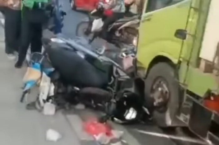Tangkapa Layar, Kecelakaan truk yang menabrak tujuh pemotor lawan arah di Jalan Lenteng Agung, Jagakarsa, Jakarta Selatan. (Instagram.com/@sekitar.jaksel) 


