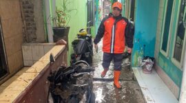 Sebanyak 96 unit rumah rusak setelah diterjang angin kencang di Kabupaten Bandung Akibat Angin Kencang dan Banjir Bandang. (Dok. BNPB)
