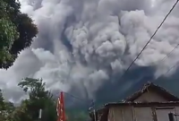 Gunung Merapi erupsi dan memuntahkan awan panas serta mengakibatkan hujan abu vulkanik. (Dok. BPBD Kabupaten Boyolali dan BPBD Provinsi Jawa Tengah)

