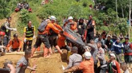 Proses evakuasi korban yang tertimbun longsor di Kabupaten Garut, Jawa Barat pada Jumat (26/4/2024). (Dok. BPBD Kabupaten Garut)
