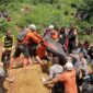 Proses evakuasi korban yang tertimbun longsor di Kabupaten Garut, Jawa Barat pada Jumat (26/4/2024). (Dok. BPBD Kabupaten Garut)

