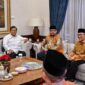 Presiden terpilih sekaligus Ketua Umum Partai Gerindra Prabowo Subianto menerima kedatangan Majelis Syuro Partai Keadilan Sejahtera Dr. Salim Segaf Aljufri. (Instagram.com @aheryawan)


