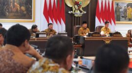 Presiden RI Prabowo Subianto memimpin rapat kabinet perdana di Istana Merdeka. (Facebook.com @Setkab RI)