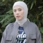 Artis Adhisty Zara berperan dengan mengenakan jilbab. (Instagram.com @zaraadhsty)
