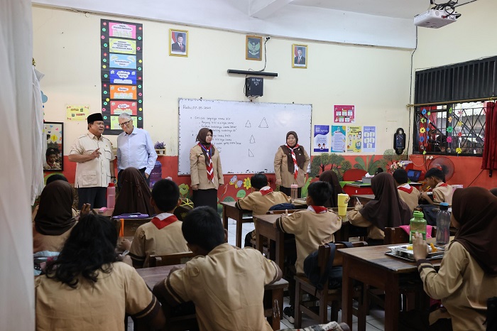 Presiden RI Prabowo Subianto dan tokoh filantropi dunia sekaligus pendiri Microsoft Bill Gates di SDN Jati 03 Pulogadung, Jakarta Timur. (Dok. Tim Media Prabowo)