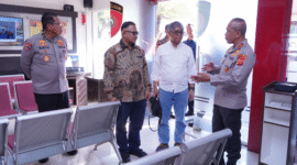 Kapolda Jabar Irjen Rudi Setiawan menyambut hangat tim juri Kompolnas Award 2025 di Aula Herman Sudjanadiwirja, Senin (23/6/2025). (Dok. mediahub.polri.go.id)
