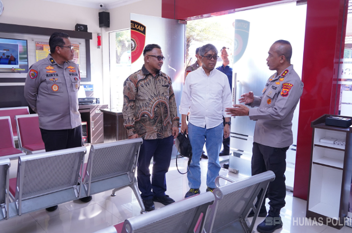 Kapolda Jabar Irjen Rudi Setiawan menyambut hangat tim juri Kompolnas Award 2025 di Aula Herman Sudjanadiwirja, Senin (23/6/2025). (Dok. mediahub.polri.go.id)
